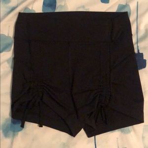 Lulu lemon tied short